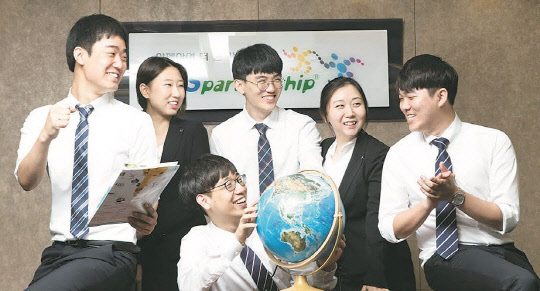 LS산전은 최근 국내외 대학 재학·졸업 지원자 3000여명을 대상으로 글로벌비즈니스탤런트(GBT) 인턴 프로그램 면접을 진행, 지난달 말 35명을 최종 선발해 부문별 해외 사업 부서에 전면 배치하고 업무를 시작했다고 6일 밝혔다.       LS산전 제공